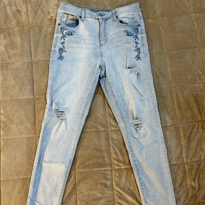 Light Wash Hi-Rise Jegging with floral decoration